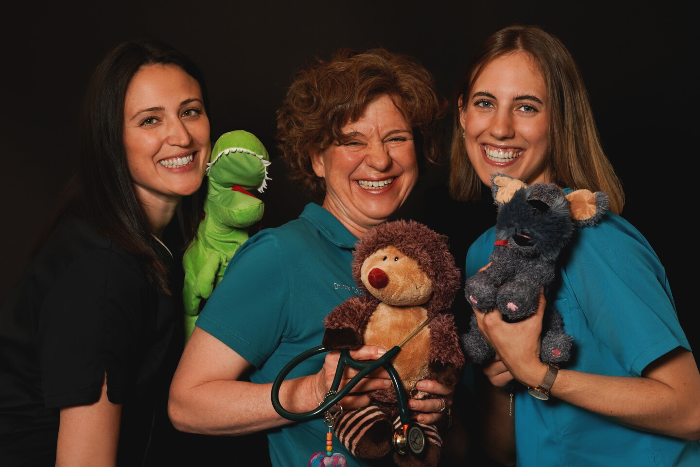 gruppenbild-team-mit-stofftieren