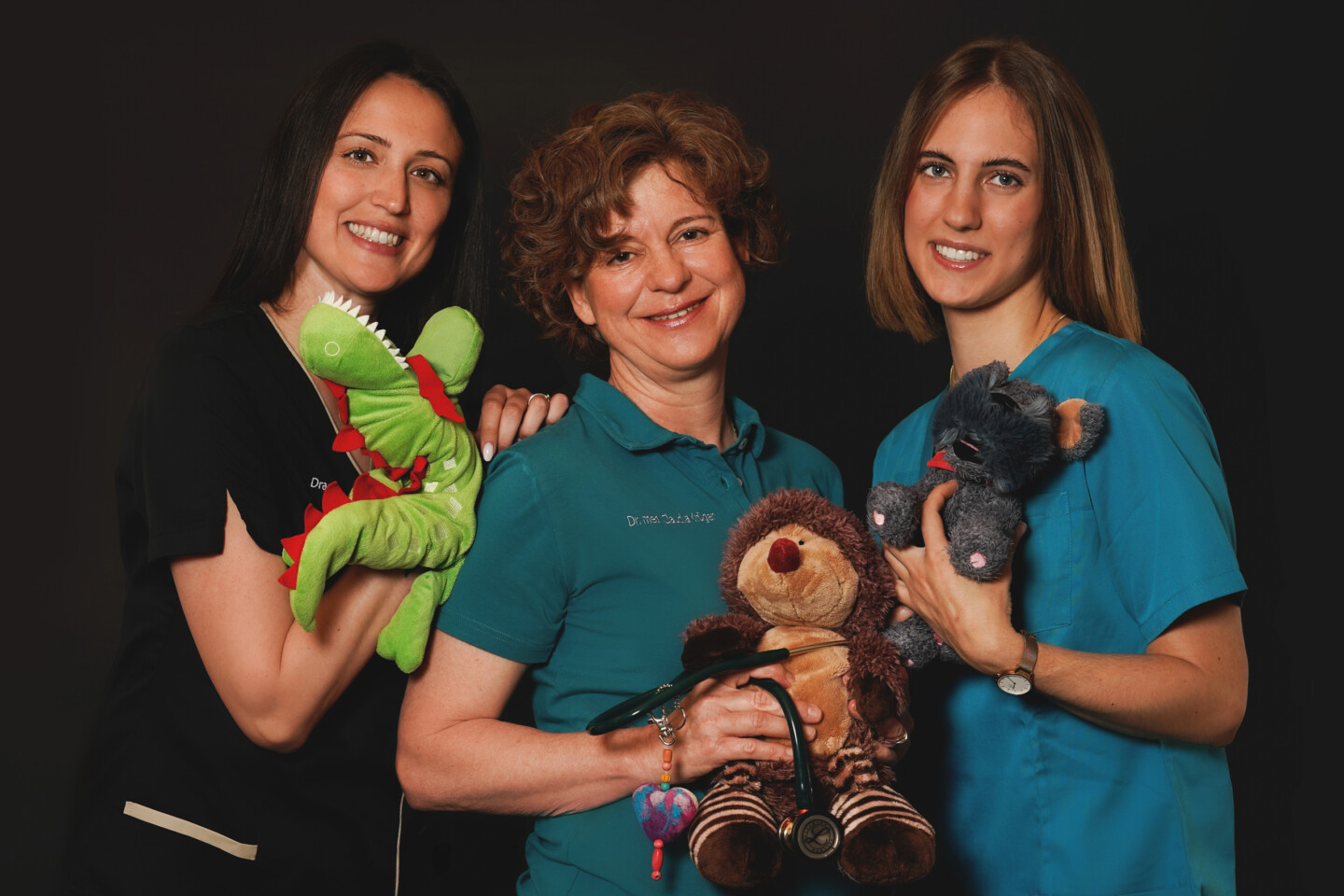 gruppenbild-team-mit-stofftieren