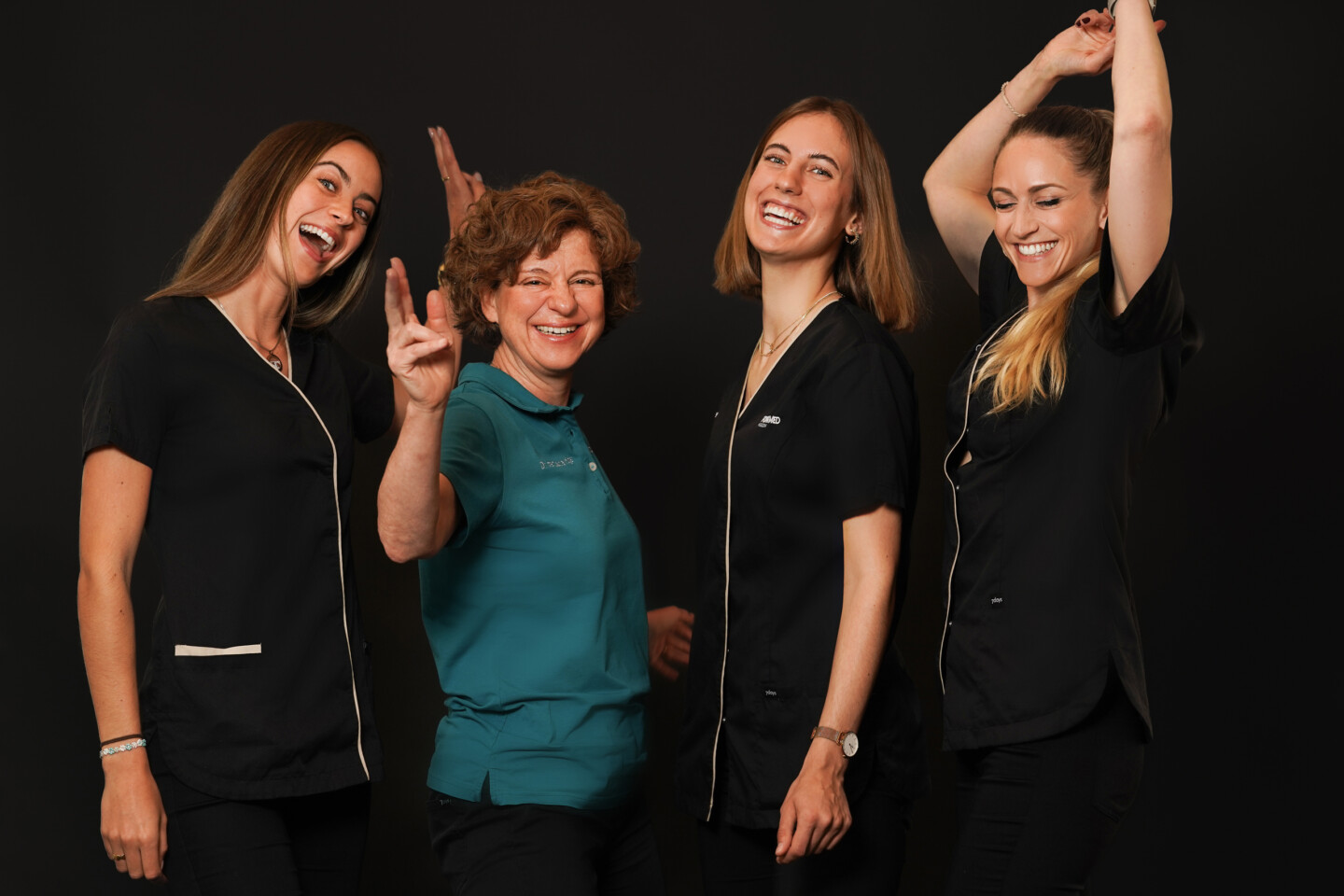 gruppenbild-team-zu-viert-lustig